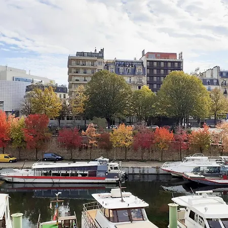 Proche De La Seine Paris